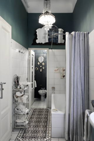 Il tappeto “effetto piastrelle” è una soluzione molto scenografica, capace di trasformare il pavimento più banale, come questo in piastrelle bianche, in una soluzione di sapore “old style”. Il materiale è sottilissimo e rimane ben aderente alle piastrelle del pavimento: è quindi molto pratico, ma non assorbe l’acqua. Questa tipologia si può utilizzare anche in cucina. Il tappeto “effetto piastrelle” è una soluzione molto scenografica, capace di trasformare il pavimento più banale, come questo in piastrelle bianche, in una soluzione di sapore “old style”. Il materiale è sottilissimo e rimane ben aderente alle piastrelle del pavimento: è quindi molto pratico, ma non assorbe l’acqua. Questa tipologia si può utilizzare anche in cucina.