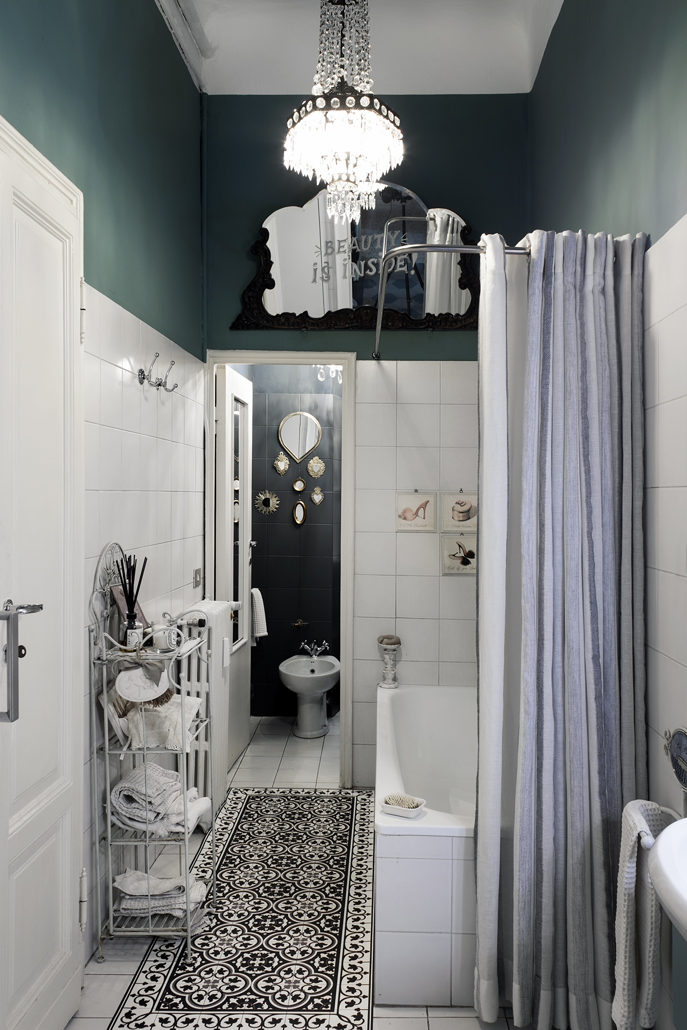 Il tappeto “effetto piastrelle” è una soluzione molto scenografica, capace di trasformare il pavimento più banale, come questo in piastrelle bianche, in una soluzione di sapore “old style”. Il materiale è sottilissimo e rimane ben aderente alle piastrelle del pavimento: è quindi molto pratico, ma non assorbe l’acqua. Questa tipologia si può utilizzare anche in cucina. Il tappeto “effetto piastrelle” è una soluzione molto scenografica, capace di trasformare il pavimento più banale, come questo in piastrelle bianche, in una soluzione di sapore “old style”. Il materiale è sottilissimo e rimane ben aderente alle piastrelle del pavimento: è quindi molto pratico, ma non assorbe l’acqua. Questa tipologia si può utilizzare anche in cucina.