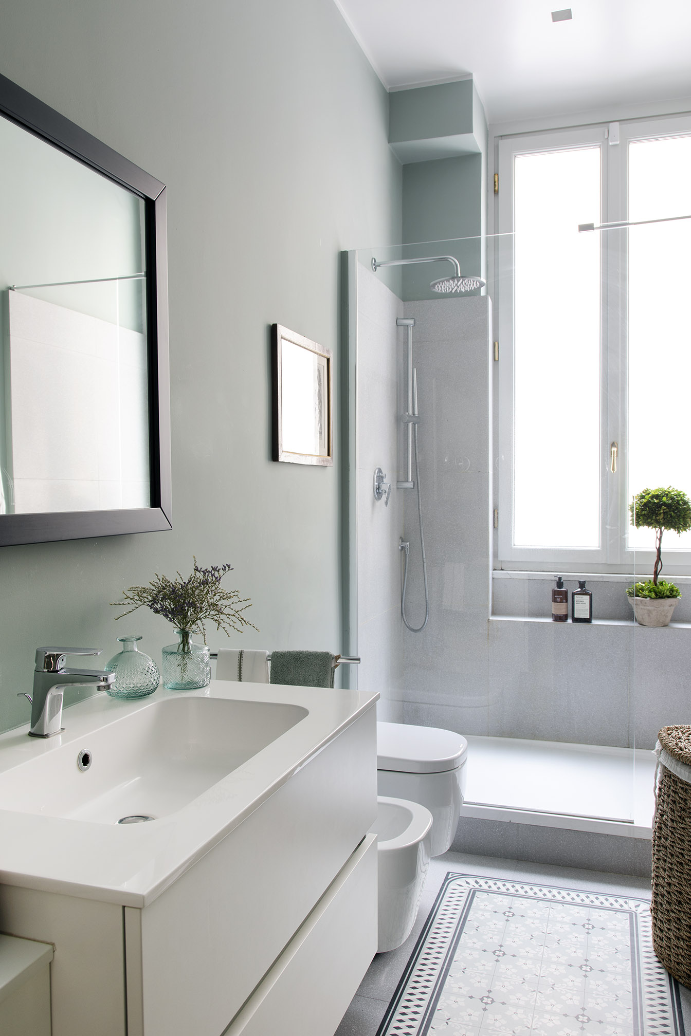 Un altro esempio di tappeto finte piastrelle, che caratterizza un bagno più contemporaneo. In modo lieve ma deciso. Un altro esempio di tappeto finte piastrelle, che caratterizza un bagno più contemporaneo. In modo lieve ma deciso.