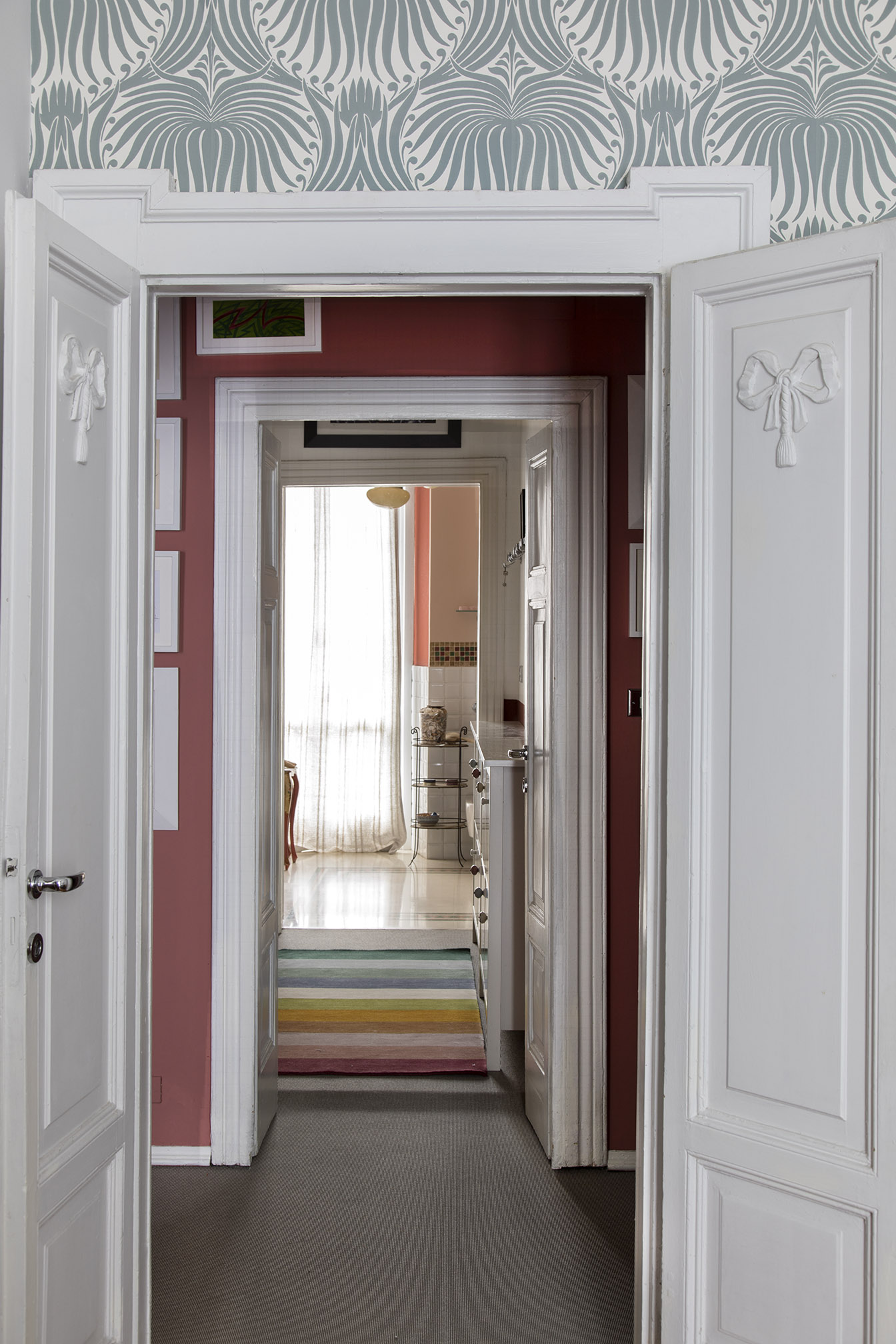 Eclettico: una passatoia a righe colorate per accentuare un mix di stili, in una serie di disimpegni passanti con pareti in cui si alternano carte da parati e colori intensi. Eclettico: una passatoia a righe colorate per accentuare un mix di stili, in una serie di disimpegni passanti con pareti in cui si alternano carte da parati e colori intensi.