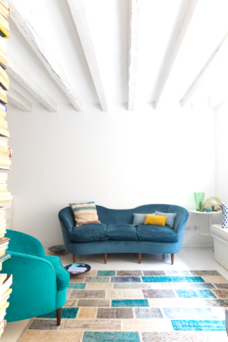 Un tappeto patchwork, realizzato con pezzi di tappeti nei toni del blu, ripresi anche nel velluto che riveste il vecchio divano: sono gli unici due elementi colorati, ma in tono, in una sala all’insegna del total white. Creano un bello stacco deciso con il pavimento e le pareti bianche, ma senza eccessi Un tappeto patchwork, realizzato con pezzi di tappeti nei toni del blu, ripresi anche nel velluto che riveste il vecchio divano: sono gli unici due elementi colorati, ma in tono, in una sala all’insegna del total white. Creano un bello stacco deciso con il pavimento e le pareti bianche, ma senza eccessi