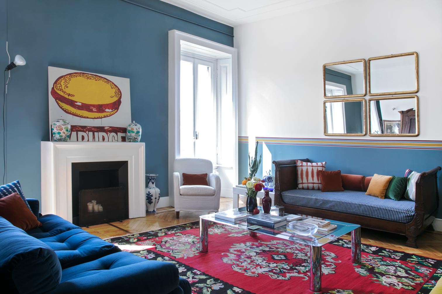 Il vecchio kilim a fiori, coloratissimo, diventa perfetto in una sala in cui sono presenti tanti stili diversi, di tutte le epoche, mixati con grande audacia e un pizzico di ironia Il vecchio kilim a fiori, coloratissimo, diventa perfetto in una sala in cui sono presenti tanti stili diversi, di tutte le epoche, mixati con grande audacia e un pizzico di ironia