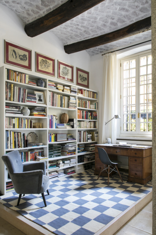Sul gradino. In questo grande living una parte della sala, dedicata alla zona home office, è stata sopraelevata su un gradino per problemi tecnici. La scelta di coprire l’intera area con un tappeto a scacchi, ben visibile, fa sì che questa zona si distingua rispetto alle altre parti della sala e abbia una sua identità precisa. La dimostrazione? Se si togliesse questo tappeto l’effetto sarebbe completamente diverso Sul gradino. In questo grande living una parte della sala, dedicata alla zona home office, è stata sopraelevata su un gradino per problemi tecnici. La scelta di coprire l’intera area con un tappeto a scacchi, ben visibile, fa sì che questa zona si distingua rispetto alle altre parti della sala e abbia una sua identità precisa. La dimostrazione? Se si togliesse questo tappeto l’effetto sarebbe completamente diverso