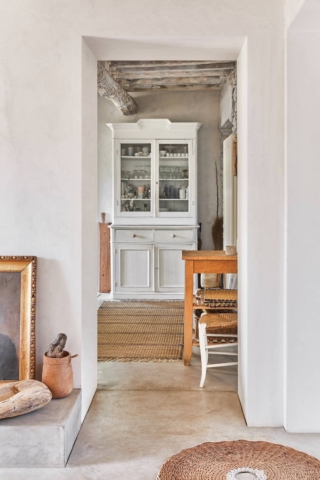L’effetto naturale è accentuato dai materiali, che sono fibre un po’ rustiche e grezze, come la corda o il bambu. In questo interior, caratterizzato dall’assenza di colori, sono proprio i tappeti a enfatizzare il bianco e a rendere easy l’atmosfera L’effetto naturale è accentuato dai materiali, che sono fibre un po’ rustiche e grezze, come la corda o il bambu. In questo interior, caratterizzato dall’assenza di colori, sono proprio i tappeti a enfatizzare il bianco e a rendere easy l’atmosfera