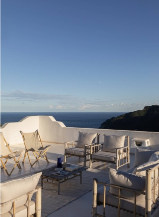 Soft: su una terrazza al mare con arredi basic in bambu, un tappeto in fibra acrilica che assomiglia alla paglia e incornicia la zona divani. E aggiunge un tocco di calore alla resina bianca del pavimento. Soft: su una terrazza al mare con arredi basic in bambu, un tappeto in fibra acrilica che assomiglia alla paglia e incornicia la zona divani. E aggiunge un tocco di calore alla resina bianca del pavimento.