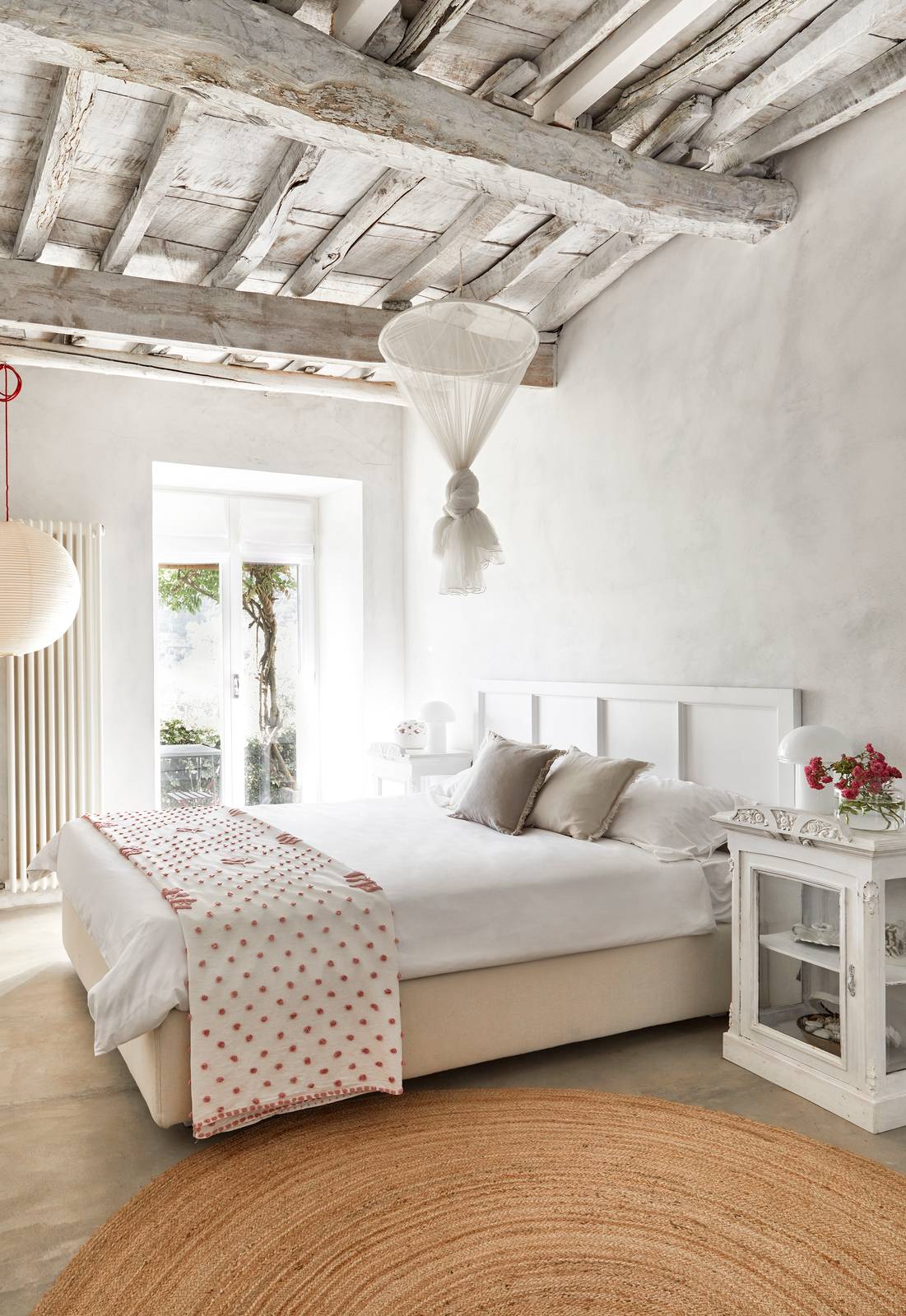 Una stuoia in paglia: le stuoie sanno trasformare l’interior in modo molto easy e semplice. E se la forma è tonda, tutto diventa più morbido e lievemente esotico Una stuoia in paglia: le stuoie sanno trasformare l’interior in modo molto easy e semplice. E se la forma è tonda, tutto diventa più morbido e lievemente esotico