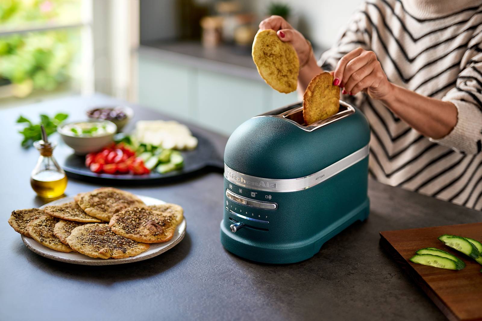 Il tostapane Artisan di KitchenAid, realizzato in metallo, ha 7 impostazioni di tostatura grazie alle quali è possibile scegliere e monitorare la doratura che si preferisce, con controllo dei tempi scandito dalla luce che effettua un vero e proprio conto alla rovescia. Con scomparti extra-large e pinze autocentranti, si può anche selezionare la funzione Bagel e ha sensore automatico di riscaldamento. Misura L 18 x P 35 x H 23 cm. Prezzo 329 euro. www.kitchenaid.it