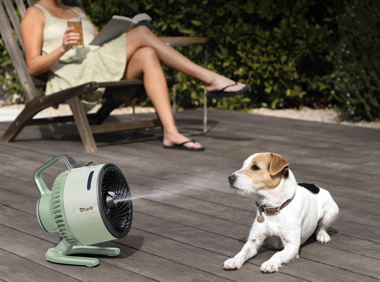 Grazie alla tecnologia di raffreddamento evaporativo HydroGo di Shark produce gocce ultra fini per una nebulizzazione rinfrescante sia dentro che fuori casa. Portatile, resiste alla pioggia e ai raggi UV, pesa meno di 2,1 kg, funziona senza filo con autonomia fino a 12 ore e offre 5 velocità, 2 modalità di flusso e un getto d’aria fino a 20 metri. Ø 22 cm. Prezzo 149 euro. www.sharkninja.it