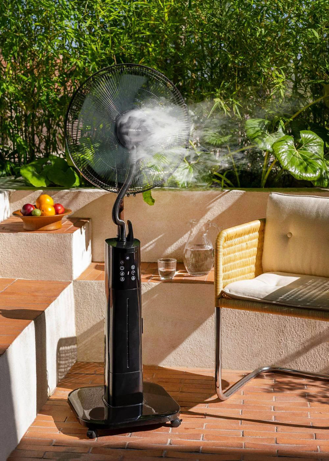 Il ventilatore Air Mist Pro di Create che può anche nebulizzare, ha un serbatoio da 2 litri e un pannello di controllo intuitivo. Con 70 watt di potenza, è silenzioso e regolabile su 3 modalità di funzionamento: normal, natural and sleep. Ha un'oscillazione laterale fino a 60º e offre la possibilità di essere utilizzato come umidificatore. È alto 130 cm. Prezzo 134,95 euro. www.create-store.com/it