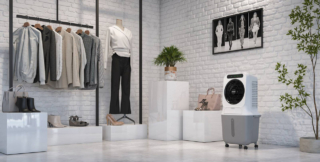Peler 25 Wifi di Olimpia Splendid funziona sia come un potente ventilatore (fino a 1.500 mc/h di portata), che diffonde efficacemente l’aria fresca nell’ambiente attraverso la griglia ruotante a 360°, sia come raffrescatore evaporativo a lunga autonomia, grazie all’ampia tanica d’acqua da 25 litri. Ha anche la funzione ionizzante, sempre attiva, che riduce la concentrazione di impurità, pannello digitale a bordo macchina con led display, telecomando per il controllo da remoto e applicazione OS Home per la gestione direttamente da smartphone e tablet. Misura L 33 x P 42 x H 81 cm. Prezzo 199,90 euro. www.olimpiasplendid.it