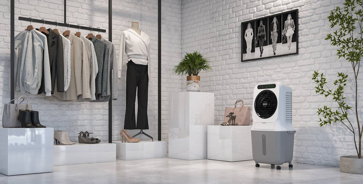 Peler 25 Wifi di Olimpia Splendid funziona sia come un potente ventilatore (fino a 1.500 mc/h di portata), che diffonde efficacemente l’aria fresca nell’ambiente attraverso la griglia ruotante a 360°, sia come raffrescatore evaporativo a lunga autonomia, grazie all’ampia tanica d’acqua da 25 litri. Ha anche la funzione ionizzante, sempre attiva, che riduce la concentrazione di impurità, pannello digitale a bordo macchina con led display, telecomando per il controllo da remoto e applicazione OS Home per la gestione direttamente da smartphone e tablet. Misura L 33 x P 42 x H 81 cm. Prezzo 199,90 euro. www.olimpiasplendid.it