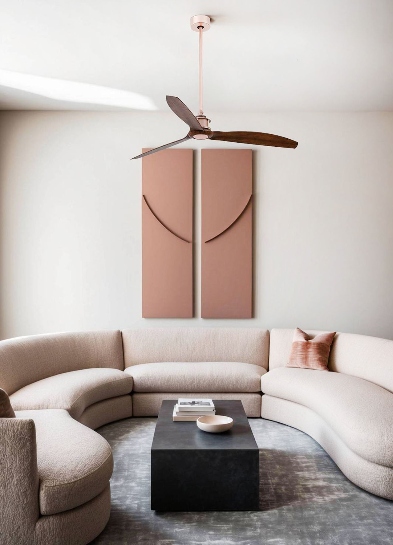 Just Fan M di Faro Barcelona ha struttura in acciaio color rame e legno di noce. Ideale per stanze di dimensioni comprese tra 13 mq e 17 mq, si attiva tramite telecomando. Regolabile su 6 velocità, ha tre pale con diametro di 128 cm. La funzione inversa che cambia il senso di rotazione delle pale, ne permette l’utilizzo anche nei mesi invernali per migliorare l'efficienza del sistema di riscaldamento e far circolare l'aria calda che si accumula vicino al soffitto. Prezzo 565 euro. www.farobarcelona.com/it