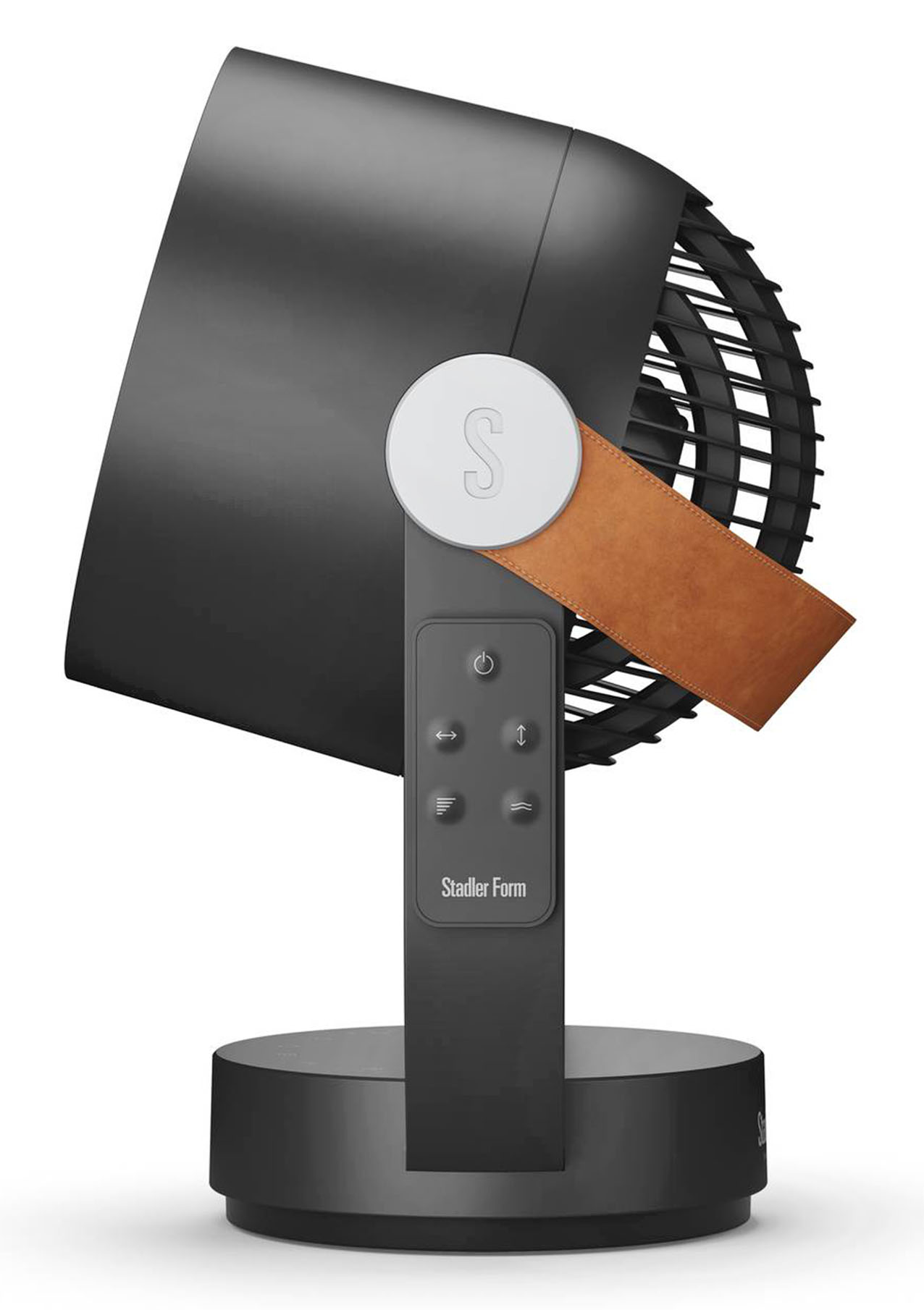Con la sua particolare modalità di oscillazione 3D, il ventilatore Leo di Stadler Form può far circolare il flusso d’aria in una stanza sia verticalmente (da -5° a 85°) che orizzontalmente e ha una portata di 8 metri. Ha una pratica maniglia in pelle sintetica per il trasporto, quattro impostazioni di velocità e timer da 1 a 7 ore. Ø 25 cm. Prezzo 135 euro. www.stadler.form.it