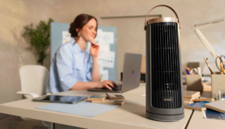 Un anello luminoso LED integrato nella parte inferiore del ventilatore a torre Windi Mini Pro di Levoit diffonde una luce calda e funge da illuminazione d’atmosfera. Regolabile su tre modalità, grazie alla batteria integrata offre raffrescamento anche in assenza di una presa di corrente, con un’autonomia da 5 fino a 20 ore. Ha funzione timer fino a 12 ore e funzione Fade che crea un’ulteriore sensazione di benessere prima di andare a dormire, facendo pulsare delicatamente la luce in maniera graduale. Prezzo 99,99 euro. www.amazon.it