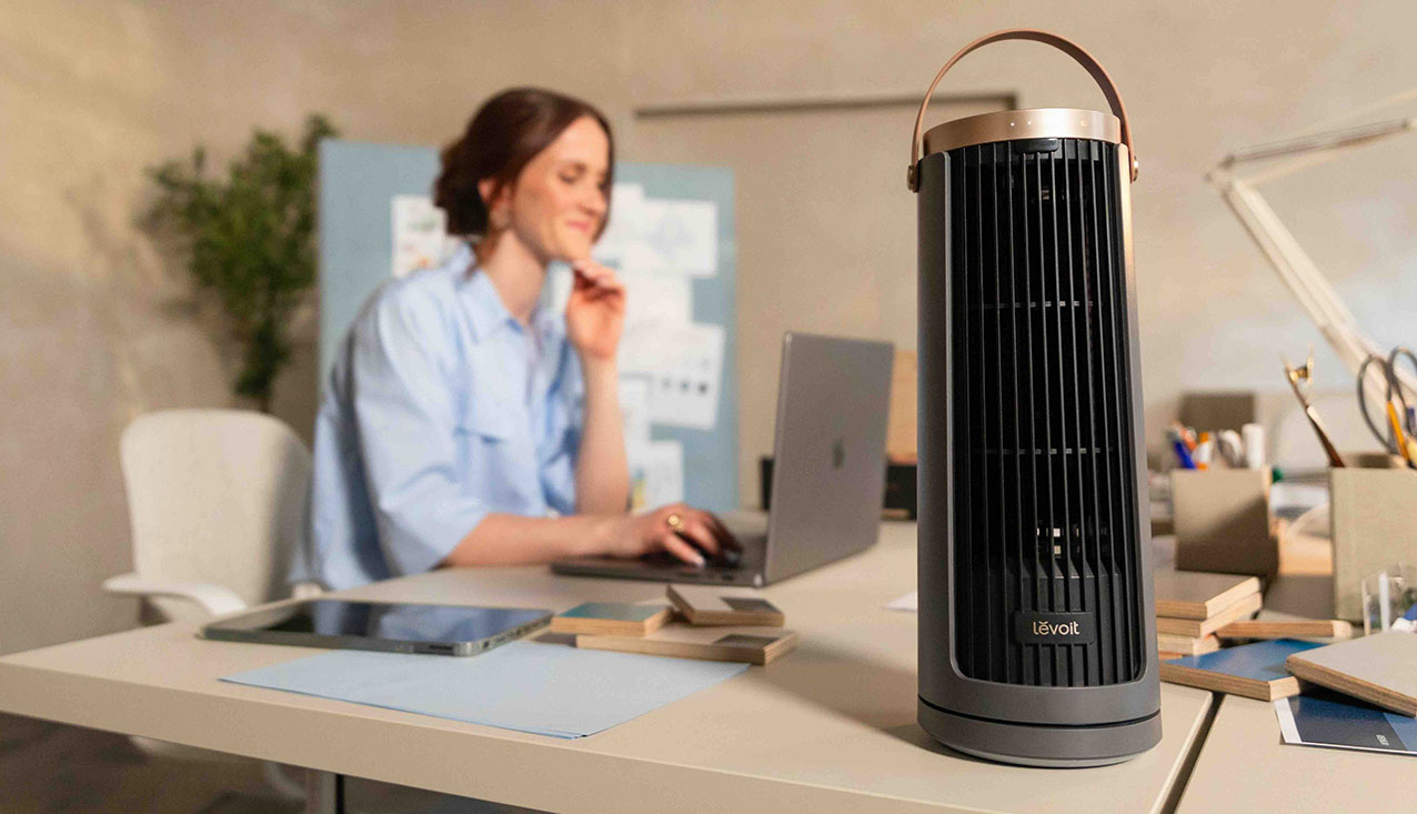 Un anello luminoso LED integrato nella parte inferiore del ventilatore a torre Windi Mini Pro di Levoit diffonde una luce calda e funge da illuminazione d’atmosfera. Regolabile su tre modalità, grazie alla batteria integrata offre raffrescamento anche in assenza di una presa di corrente, con un’autonomia da 5 fino a 20 ore. Ha funzione timer fino a 12 ore e funzione Fade che crea un’ulteriore sensazione di benessere prima di andare a dormire, facendo pulsare delicatamente la luce in maniera graduale. Prezzo 99,99 euro. www.amazon.it