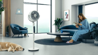 Il ventilatore Intrinity Fan MFS242RDDW di Midea funziona con tecnologia Möbius Strip Blade: un particolare design delle pale che ottimizza la ventilazione, assicurando un flusso d'aria costante, uniforme e privo di turbolenze, con livelli di rumorosità fino a 19 dB(A). Regolabile su 15 livelli di velocità, ha flusso che viene indirizzato con precisione solo dove serve, oscillazione ad ampio raggio e timer integrato. La gestione avviene tramite controllo digitale e con il telecomando in dotazione, ed è disponibile anche un'opzione per l'aromaterapia con una vaschetta dedicata per l'utilizzo di oli essenziali. Ø 40 cm. Prezzo 129,90 euro. www.midea.com/it