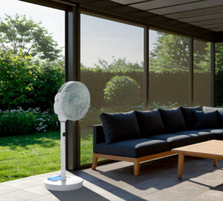 Utilizzabile con o senza cavo grazie all'adattabilità con batteria esterna con autonomia di 30 ore, il ventilatore Turbo Silence Compact 3D Nomad di Rowenta copre fino a una distanza di 25 m con un flusso d’aria di 1.800 mc/h. Alla velocità minima emette solo 18 dB (A), offre un rinfresco personalizzato con 20 velocità e 3 modalità automatiche (Natural Breeze, Silent e Night). Ha altezza regolabile da 72 a 120 cm. Prezzo 139,99 euro. www.rowenta.it