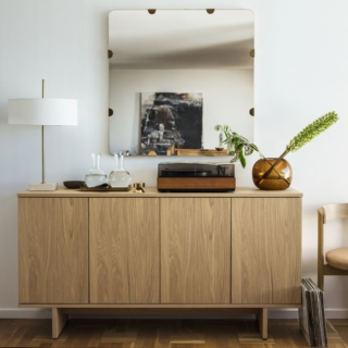 Il buffet Stockholm 2025 di Ika in impiallacciatura di rovere unisce un’estetica essenziale a una buona capacità contenitiva. I due cassetti e i due ripiani interni offrono spazio per organizzare stoviglie, tessili e oggetti di uso quotidiano, mentre la finitura spazzolata valorizza le naturali caratteristiche della superficie. Le ante e i cassetti con apertura a pressione contribuiscono a mantenere un design pulito, senza maniglie a vista. I piedini regolabili garantiscono stabilità anche su pavimenti non perfettamente uniformi. Misure L 161 × P 42 × H 83 cm. Prezzo 399 euro. www.ikea.com
