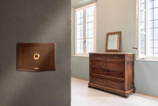 England Style 44 in legno: il classico diventa eterno. Perfette per valorizzare ville storiche e ambienti di pregio grazie al fascino autentico del legno di noce. England Style 44 in legno: il classico diventa eterno. Perfette per valorizzare ville storiche e ambienti di pregio grazie al fascino autentico del legno di noce.
