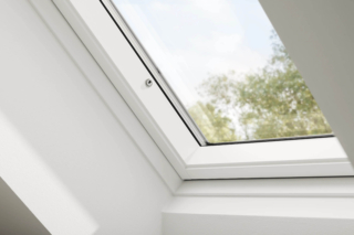 La finestra per tetti certificata antieffrazione
GGL Q di Velux, con 2 blocchetti
di chiusura a chiave e cerniere rinforzate,
rientra nella classe 2 di resistenza e ha il vetro stratificato
antivandalismo in classe P4A. Costa da 488 euro + Iva. www.velux.it