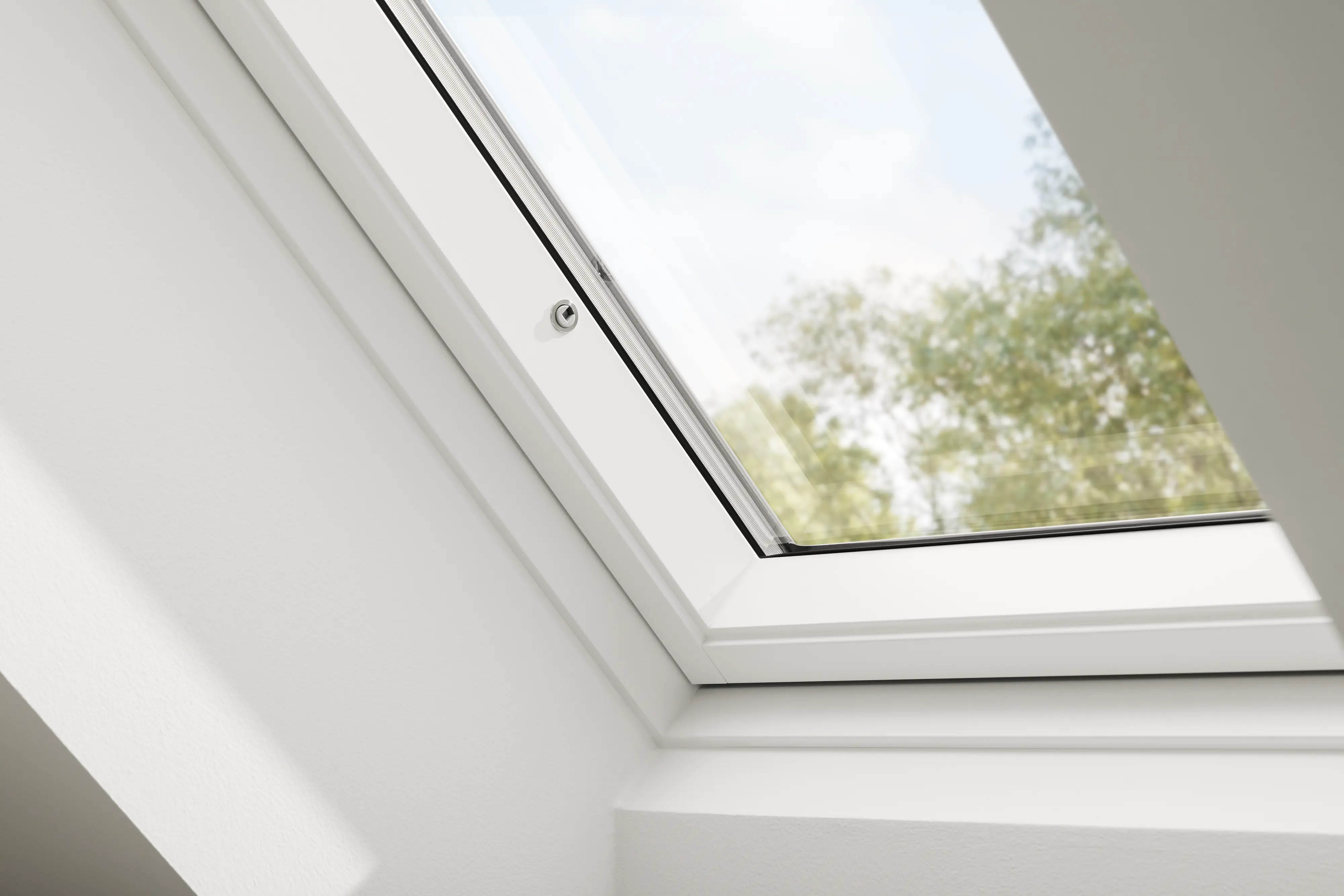 La finestra per tetti certificata antieffrazione
GGL Q di Velux, con 2 blocchetti
di chiusura a chiave e cerniere rinforzate,
rientra nella classe 2 di resistenza e ha il vetro stratificato
antivandalismo in classe P4A. Costa da 488 euro + Iva. www.velux.it