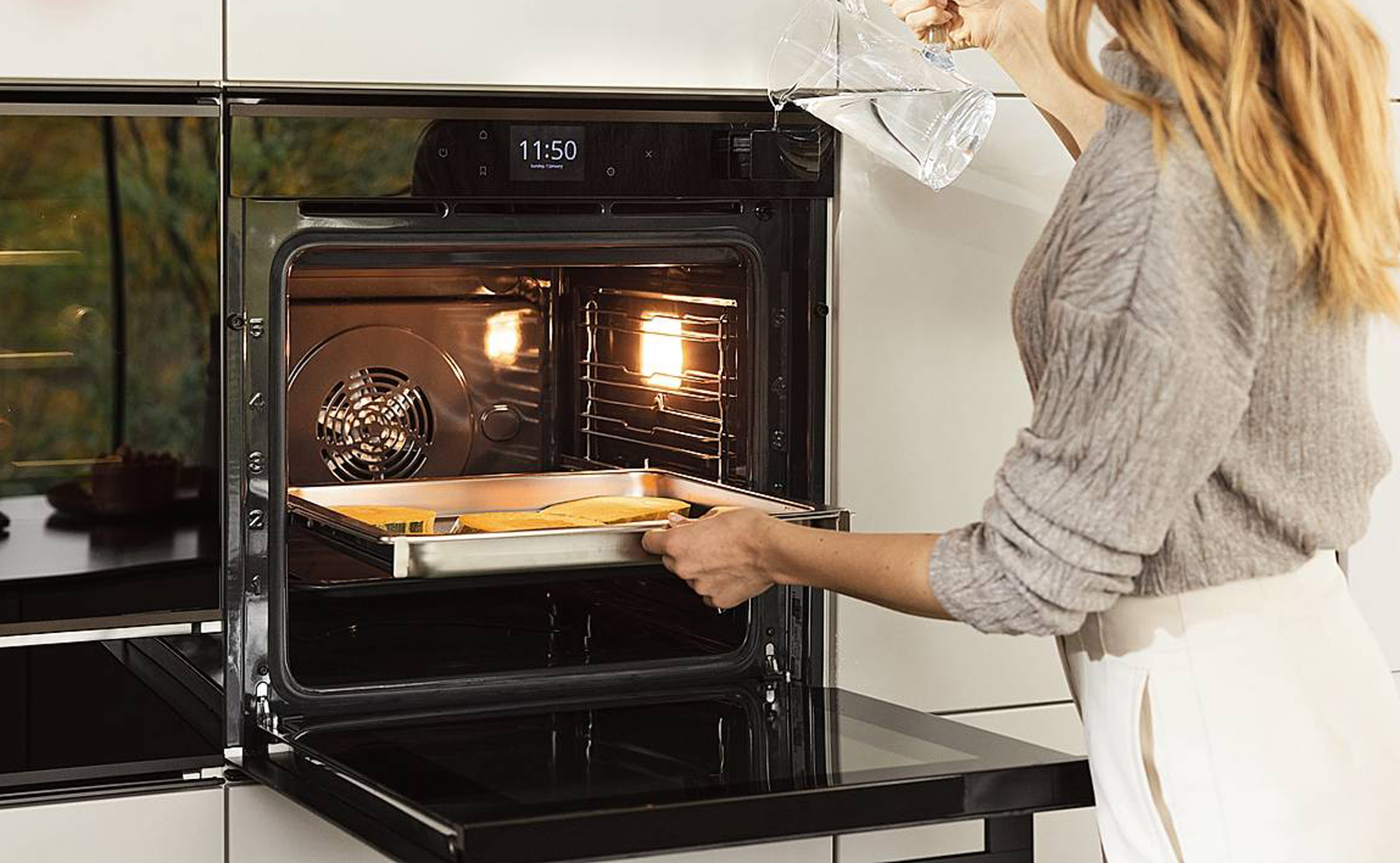 Con la funzione Multicooking
è possibile cucinare fino a quattro piatti contemporaneamente, ottimizzando i tempi
e risparmiando così energia.Il forno combinato a vapore multifunzione FMY 99 HS BK
di Franke coll. Mythos Black Steel ha capacità di 73 litri e 19 funzioni. Grazie alla cottura a vapore Full
Steam è ideale per ricette
dal ridotto contenuto di grassi.
È dotato di sistema Cookassist, con 60 ricette preimpostate. In classe energetica A+, misura L 59,5 x P 56,4 x H 59,5 cm e costa 2.549 euro. Con la funzione Multicooking
è possibile cucinare fino a quattro piatti contemporaneamente, ottimizzando i tempi
e risparmiando così energia.Il forno combinato a vapore multifunzione FMY 99 HS BK
di Franke coll. Mythos Black Steel ha capacità di 73 litri e 19 funzioni. Grazie alla cottura a vapore Full
Steam è ideale per ricette
dal ridotto contenuto di grassi.
È dotato di sistema Cookassist, con 60 ricette preimpostate. In classe energetica A+, misura L 59,5 x P 56,4 x H 59,5 cm e costa 2.549 euro.