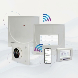 Le centrali della gamma AF927 di AVE  si integrano senza necessità di ulteriore interfaccia anche con i dispositivi della serie connessa DOMINA SMART, creando scenari smart (abbassando le tapparelle e spegnendo le luci) all'inserimento dell'allarme.Costano a partire da 864,16 euro. www.ave.it