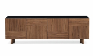 La madia Intarsi di Calligaris, disegnata da Buratti, porta nel living l’eleganza della lavorazione artigianale del legno. L’anta è caratterizzata da una particolare lavorazione che richiama la tecnica dell’intarsio, trasformando la superficie in un elemento decorativo dal carattere sofisticato. Il legno, protagonista del progetto, aggiunge calore e valorizza gli ambienti contemporanei, con un equilibrio tra ricercatezza e funzionalità. Misure L 241 × P 49,5 × H 78 cm. Prezzo a partire da 3.370 euro. www.calligaris.com