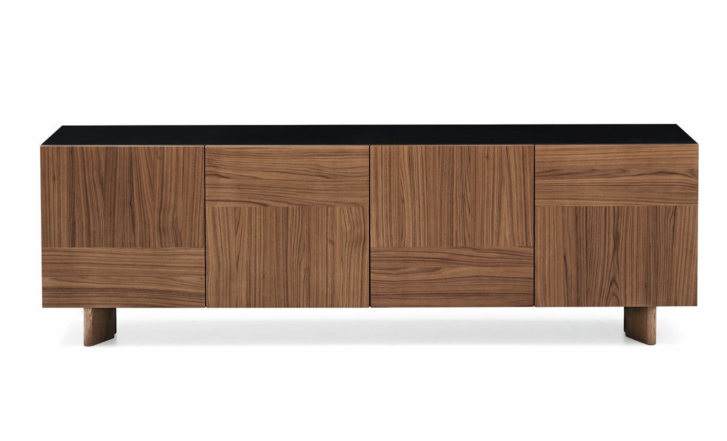 La madia Intarsi di Calligaris, disegnata da Buratti, porta nel living l’eleganza della lavorazione artigianale del legno. L’anta è caratterizzata da una particolare lavorazione che richiama la tecnica dell’intarsio, trasformando la superficie in un elemento decorativo dal carattere sofisticato. Il legno, protagonista del progetto, aggiunge calore e valorizza gli ambienti contemporanei, con un equilibrio tra ricercatezza e funzionalità. Misure L 241 × P 49,5 × H 78 cm. Prezzo a partire da 3.370 euro. www.calligaris.com
