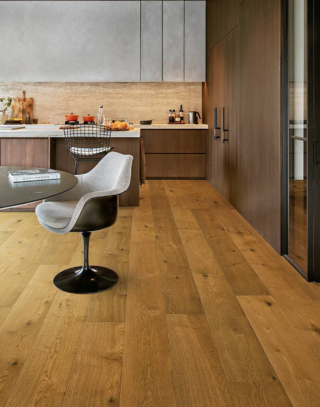 Pensato soprattutto per bagno e cucina, Cala di Quick-Step è resistente all’acqua stagnante fino a 72 ore, grazie al sistema brevettato Uniclic Multifit che assicura un incastro ermetico fra le doghe, e alla finitura idrorepellente HydroSeal per sigillare i bordi. Misura 220 x 22 cm con spessore 13 mm. Al mq costa da 112 euro. www.quick-step.it Pensato soprattutto per bagno e cucina, Cala di Quick-Step è resistente all’acqua stagnante fino a 72 ore, grazie al sistema brevettato Uniclic Multifit che assicura un incastro ermetico fra le doghe, e alla finitura idrorepellente HydroSeal per sigillare i bordi. Misura 220 x 22 cm con spessore 13 mm. Al mq costa da 112 euro. www.quick-step.it