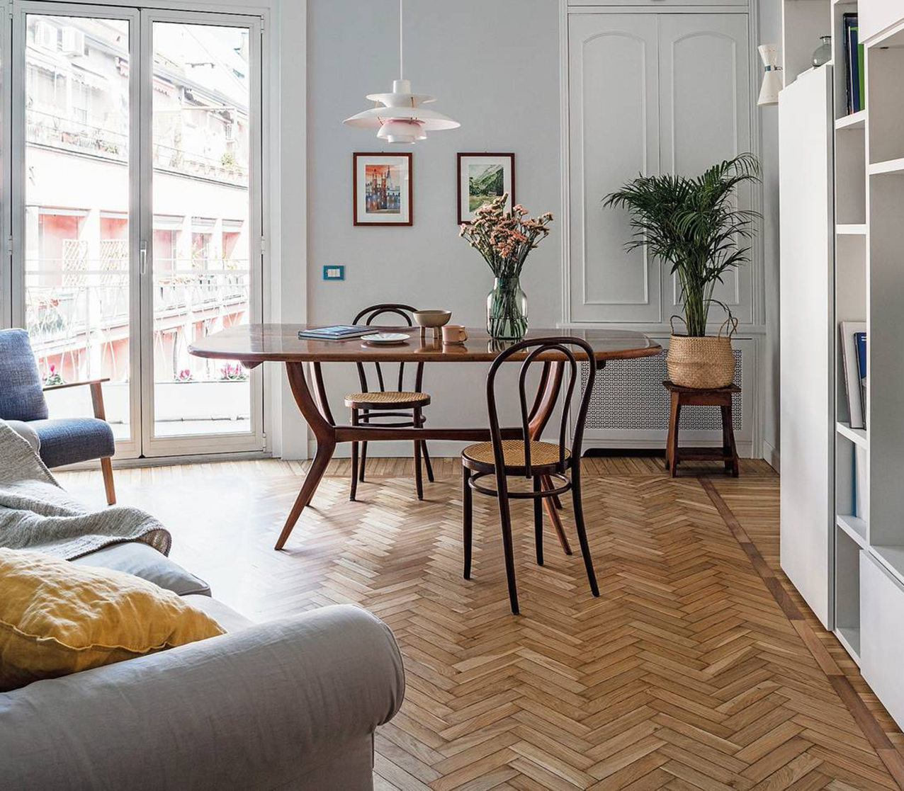 Parquet antico di rovere a spina di pesce all'italiana, con bindello più scuro e fascia perimetrale posata a correre, lamato e riportato al colore naturale. Progetto: Studio Lascia La Scia, Milano, www.lascialascia.com
Foto: Studio Roy - Styling: Lidia Elisa Covello. Parquet antico di rovere a spina di pesce all'italiana, con bindello più scuro e fascia perimetrale posata a correre, lamato e riportato al colore naturale. Progetto: Studio Lascia La Scia, Milano, www.lascialascia.com
Foto: Studio Roy - Styling: Lidia Elisa Covello.