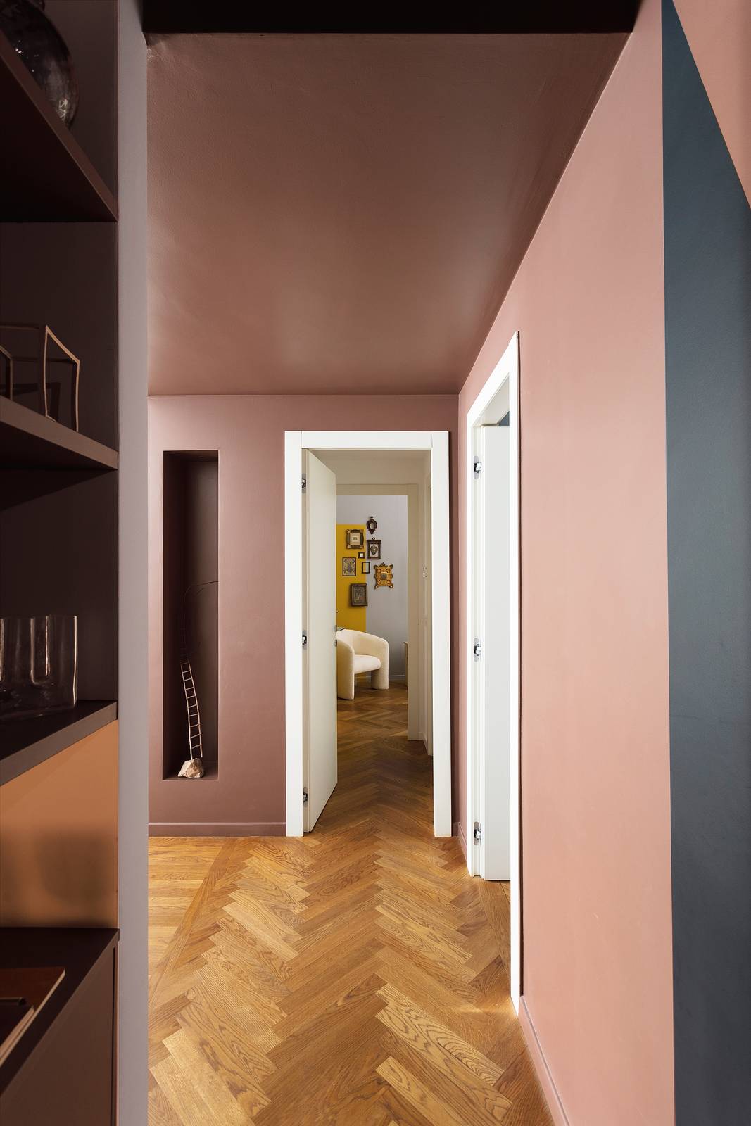 Parquet in rovere spazzolato e oliato posato a spina di pesce italiana.Progetto: BOATTOMARTINO Studio, Milano,
www.boattomartino.com
Foto: Studio Roy
Styling: Veronica Leali Parquet in rovere spazzolato e oliato posato a spina di pesce italiana.Progetto: BOATTOMARTINO Studio, Milano,
www.boattomartino.com
Foto: Studio Roy
Styling: Veronica Leali