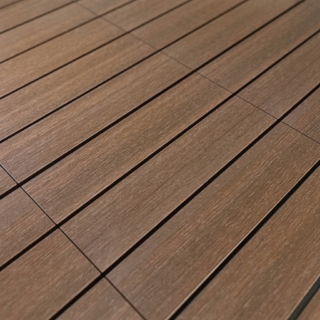 Piastrelle in legno composito Ultrashield
di Deco Decking (www.decodecking.it) Piastrelle in legno composito Ultrashield
di Deco Decking (www.decodecking.it)