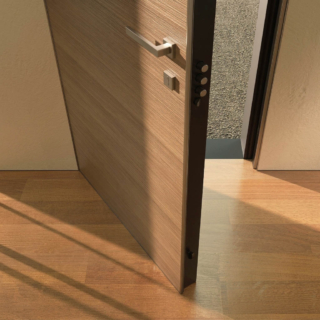La porta blindata Sleek Out di Dierre, in classe antieffrazione 3 di serie (che può arrivare alla 4), ha 4 rostri fissi lungo il lato delle cerniere e due deviatori a uncino comandati da serratura antiscardinamento. Può integrare diverse tipologie di serrature, anche motorizzate. www.dierre.com