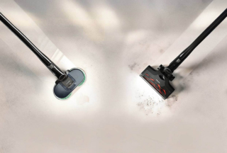 La scopa elettrica senza filo Triflex HX3 Aqua Nero di Miele con la nuova spazzola AquaTwister è ideale per lavare i pavimenti: due pad rotanti nella parte inferiore della bocchetta consentono una pulizia profonda di tutti
i pavimenti duri. Ha serbatoio contenente fino a 300 ml di acqua per pulire superfici fino a 150 mq in un unico passaggio e un’autonomia fino a 70’. Misura L 28 x P 28 x H 129,7 cm e costa 699 euro. La scopa elettrica senza filo Triflex HX3 Aqua Nero di Miele con la nuova spazzola AquaTwister è ideale per lavare i pavimenti: due pad rotanti nella parte inferiore della bocchetta consentono una pulizia profonda di tutti
i pavimenti duri. Ha serbatoio contenente fino a 300 ml di acqua per pulire superfici fino a 150 mq in un unico passaggio e un’autonomia fino a 70’. Misura L 28 x P 28 x H 129,7 cm e costa 699 euro.