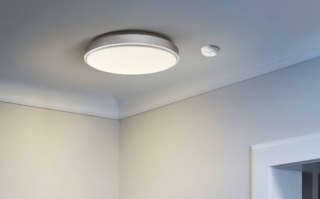 I sensori SMART+ INDOOR di LEDVANCE segnalano pericoli
ambientali immediati mediante allarmi sonori e notifiche push in tempo reale
via app. Il modello SMART+ WIFI SMOKE DETECTOR OSRAM garantisce la
sicurezza antincendio e costa 39,95 euro. www.ledvance.com