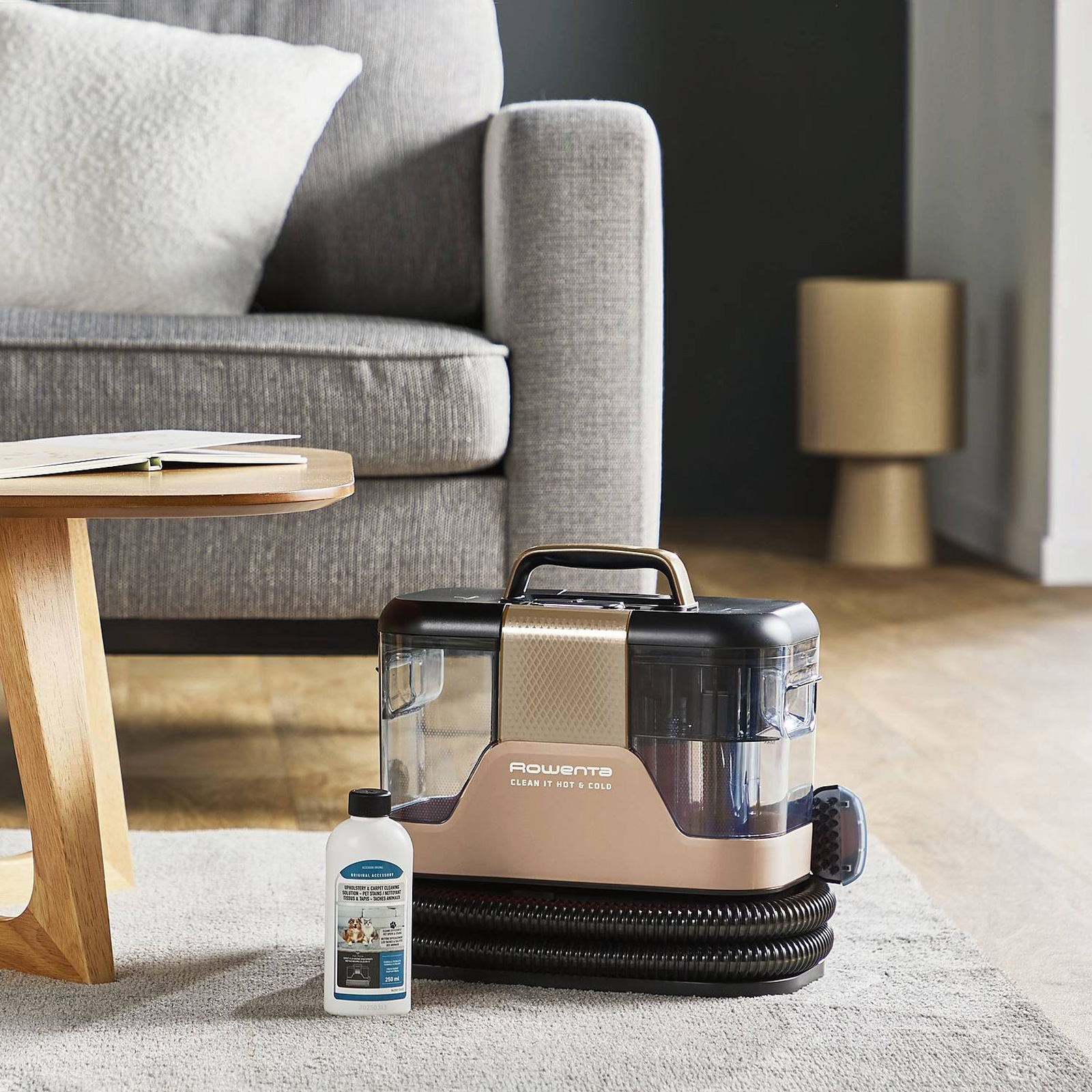 Lo smacchiatore e pulitore
per tappeti Clean It Hot & Cold
di Rowenta spruzza, strofina
con le setole della spazzola
e aspira con potenza di 1.150 W e un’aspirazione fino a 13,5 kPa. È possibile scegliere il lavaggio a freddo o a caldo, grazie alla tecnologia PowerHeat che permette
di raggiungere fino a 60 °C
in meno di 30 sec.
Costa 269,99 euro. Lo smacchiatore e pulitore
per tappeti Clean It Hot & Cold
di Rowenta spruzza, strofina
con le setole della spazzola
e aspira con potenza di 1.150 W e un’aspirazione fino a 13,5 kPa. È possibile scegliere il lavaggio a freddo o a caldo, grazie alla tecnologia PowerHeat che permette
di raggiungere fino a 60 °C
in meno di 30 sec.
Costa 269,99 euro.