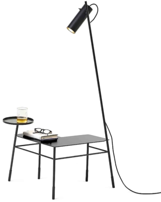 Dasè di Mogg, in vendita online da Sediarreda, è insieme piano d'appoggio, vassoio e lampada. Di metallo verniciato nero, misura L 57 x P 65 x H 35/46/130 cm. www.sediarreda.com Dasè di Mogg, in vendita online da Sediarreda, è insieme piano d'appoggio, vassoio e lampada. Di metallo verniciato nero, misura L 57 x P 65 x H 35/46/130 cm. www.sediarreda.com