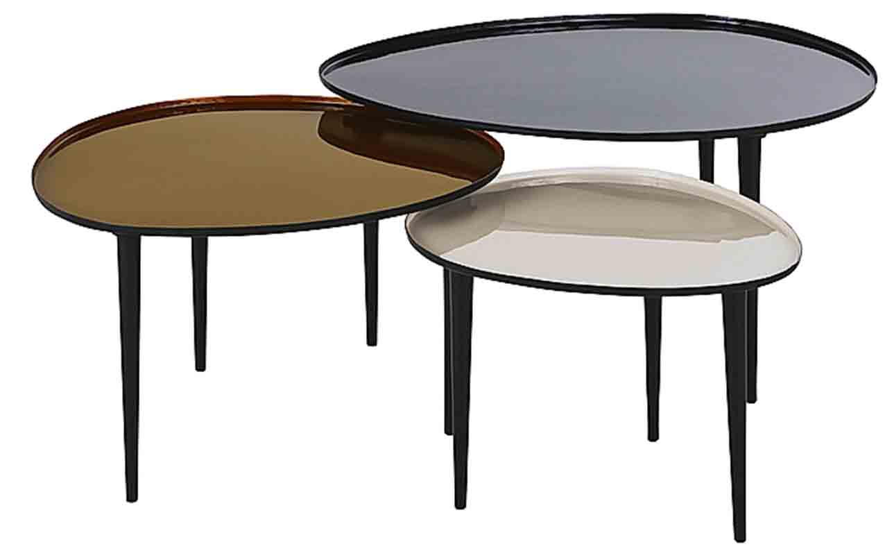 I tavolini Galet di Maisons du Monde hanno il piano in metallo con finitura laccato lucido nei colori nero, bianco sporco, marrone, e la struttura in metallo verniciato nero opaco. Misurano L 75 x P 66 x H 40 cm, L 62 x P 57 x H 37 cm e L 49 x P 45 x H 34 cm. www.maisonsdumonde.com I tavolini Galet di Maisons du Monde hanno il piano in metallo con finitura laccato lucido nei colori nero, bianco sporco, marrone, e la struttura in metallo verniciato nero opaco. Misurano L 75 x P 66 x H 40 cm, L 62 x P 57 x H 37 cm e L 49 x P 45 x H 34 cm. www.maisonsdumonde.com