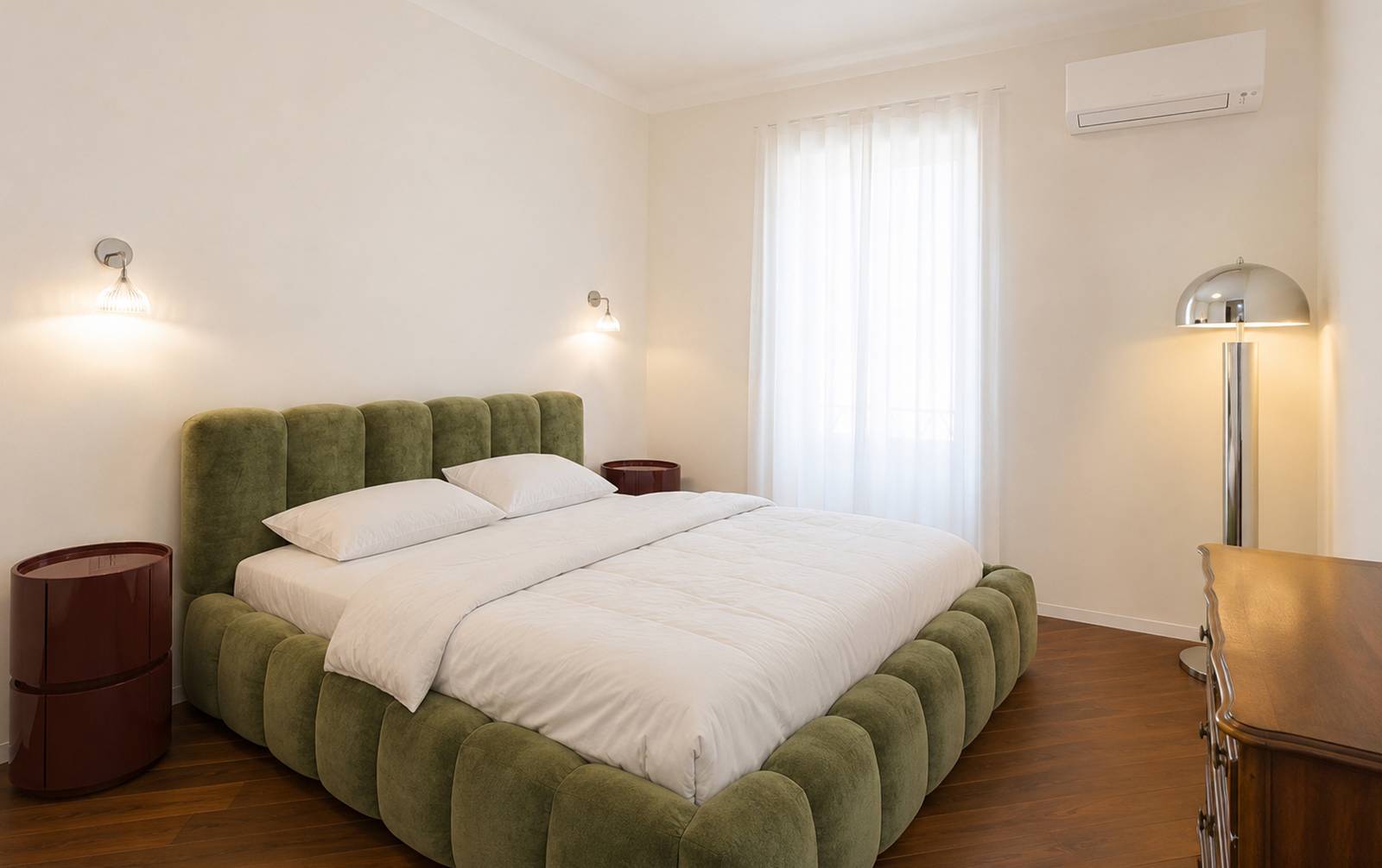 La camera da letto è focalizzata sul comfort del letto Lupine di Micadoni, affiancato dai comodini Ross di Northdeco. Un attento studio dell'illuminazione calibra atmosfera e funzionalità: da un lato l'iconica applique E’ di Kartell diffonde luce puntuale, dall'altro la lampada da terra Walter della Westwing Collection crea un'allure speciale. A vestire l'ambiente con eleganza sartoriale sono i tendaggi su misura di DMG Arredo Design. La camera da letto è focalizzata sul comfort del letto Lupine di Micadoni, affiancato dai comodini Ross di Northdeco. Un attento studio dell'illuminazione calibra atmosfera e funzionalità: da un lato l'iconica applique E’ di Kartell diffonde luce puntuale, dall'altro la lampada da terra Walter della Westwing Collection crea un'allure speciale. A vestire l'ambiente con eleganza sartoriale sono i tendaggi su misura di DMG Arredo Design.