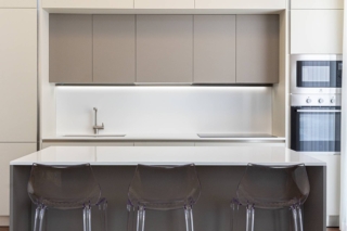 La cucina è composta dal modello Start Time di Veneta Cucine, con top cucina in quarzo Ostuni e finiture nei colori Smart Beige / Smart Creta, completata dagli sgabelli Mahi Mahi di Bellelli e dagli elettrodomestici Electrolux. La cucina è composta dal modello Start Time di Veneta Cucine, con top cucina in quarzo Ostuni e finiture nei colori Smart Beige / Smart Creta, completata dagli sgabelli Mahi Mahi di Bellelli e dagli elettrodomestici Electrolux.