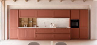 Ante a telaio, in legno laccato Opaco Rosso Babila, per le basi con una profondità maggiorata rispetto allo standard che trovano posto nella composizione lineare Armonia di Veneta Cucine. Il frontale solcato da una raffinata dogatura verticale ne sottolinea lo stile ispirato alla tradizione. Prezzo su richiesta. https://www.venetacucine.com Ante a telaio, in legno laccato Opaco Rosso Babila, per le basi con una profondità maggiorata rispetto allo standard che trovano posto nella composizione lineare Armonia di Veneta Cucine. Il frontale solcato da una raffinata dogatura verticale ne sottolinea lo stile ispirato alla tradizione. Prezzo su richiesta. https://www.venetacucine.com