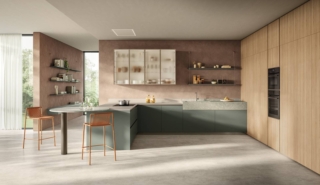 Nella cucina Essenza di Scavolini sono presenti una penisola con le ante delle basi in decorativo Selva, profonde 65 centimetri, una serie di colonne con le ante in Rovere Gold e i pensili con il telaio in alluminio nella finitura Champagne e il vetro Screen. Il piano è realizzato in gres porcellanato Perla, mentre la zona lavaggio presenta il piano Cosmolite Mint coordinato con il piano colazione circolare. Prezzo su richiesta. https://www.scavolini.com Nella cucina Essenza di Scavolini sono presenti una penisola con le ante delle basi in decorativo Selva, profonde 65 centimetri, una serie di colonne con le ante in Rovere Gold e i pensili con il telaio in alluminio nella finitura Champagne e il vetro Screen. Il piano è realizzato in gres porcellanato Perla, mentre la zona lavaggio presenta il piano Cosmolite Mint coordinato con il piano colazione circolare. Prezzo su richiesta. https://www.scavolini.com
