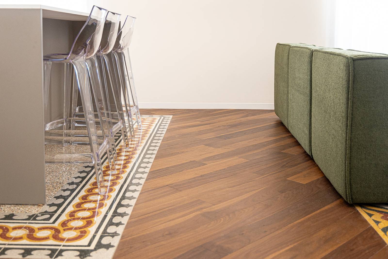 La pavimentazione è caratterizzata dal parquet in Noce Americano di Berti e dalla graniglia originale restaurata. La pavimentazione è caratterizzata dal parquet in Noce Americano di Berti e dalla graniglia originale restaurata.