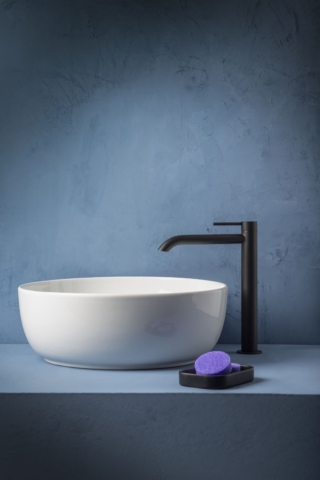 Fa parte della collezione MIDI di Palazzani, disegnata da Andrea Zani, il miscelatore con finitura nera per lavabo da appoggio. La tecnologia PVD Color Technology consente di ottenere tonalità profonde, resistenti e durevoli nel tempo. È dotato di sistema di regolazione della temperatura Acquaclima® e di sistema Easy-clean® per rimuovere facilmente il calcare. Prezzo, Iva esclusa, 439,95 euro. www.palazzani.eu Fa parte della collezione MIDI di Palazzani, disegnata da Andrea Zani, il miscelatore con finitura nera per lavabo da appoggio. La tecnologia PVD Color Technology consente di ottenere tonalità profonde, resistenti e durevoli nel tempo. È dotato di sistema di regolazione della temperatura Acquaclima® e di sistema Easy-clean® per rimuovere facilmente il calcare. Prezzo, Iva esclusa, 439,95 euro. www.palazzani.eu