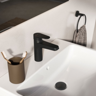 Il miscelatore monocomando lavabo Alu+ di Ideal Standard con finitura nero seta è dotato di sistema di apertura in acqua fredda BlueStart® e di aeratore con portata 3,8 l/min. Ha corpo in alluminio, realizzato con l’84% di materiali riciclati. Misura L 15,6 x P 4,6 x H 16 cm e ha sporgenza della bocca di erogazione di 12 cm. Prezzo, Iva esclusa, 169 euro. www.idealstandard.it Il miscelatore monocomando lavabo Alu+ di Ideal Standard con finitura nero seta è dotato di sistema di apertura in acqua fredda BlueStart® e di aeratore con portata 3,8 l/min. Ha corpo in alluminio, realizzato con l’84% di materiali riciclati. Misura L 15,6 x P 4,6 x H 16 cm e ha sporgenza della bocca di erogazione di 12 cm. Prezzo, Iva esclusa, 169 euro. www.idealstandard.it