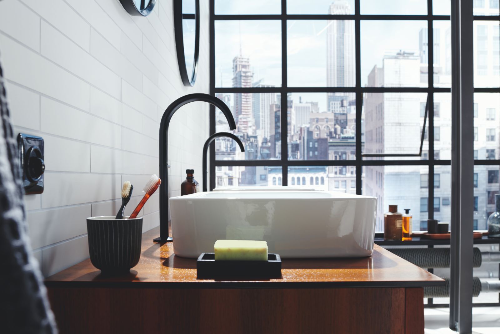 Il miscelatore lavabo Axor One Select 170 con piletta push-open di Axor nella finitura nero opaco ha un look industriale con profili morbidi e geometrie lineari. È dotato di comando Select, pulsante unico che avvia e interrompe il flusso dell’acqua. La lunghezza della bocca d’erogazione è di 14 cm, l’altezza di 17 cm. Prezzo su richiesta. www.axor-design.com Il miscelatore lavabo Axor One Select 170 con piletta push-open di Axor nella finitura nero opaco ha un look industriale con profili morbidi e geometrie lineari. È dotato di comando Select, pulsante unico che avvia e interrompe il flusso dell’acqua. La lunghezza della bocca d’erogazione è di 14 cm, l’altezza di 17 cm. Prezzo su richiesta. www.axor-design.com