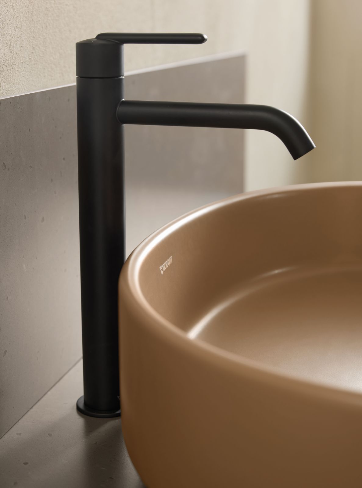 Ha finitura nero opaco il miscelatore monocomando della serie Balcoon di Duravit nella misura XL per lavabo da appoggio. È dotato di funzioni a risparmio energetico e idrico FreshStart e MinusFlow. È alto 29,7 cm. Prezzo 200 euro. www.duravit.com Ha finitura nero opaco il miscelatore monocomando della serie Balcoon di Duravit nella misura XL per lavabo da appoggio. È dotato di funzioni a risparmio energetico e idrico FreshStart e MinusFlow. È alto 29,7 cm. Prezzo 200 euro. www.duravit.com