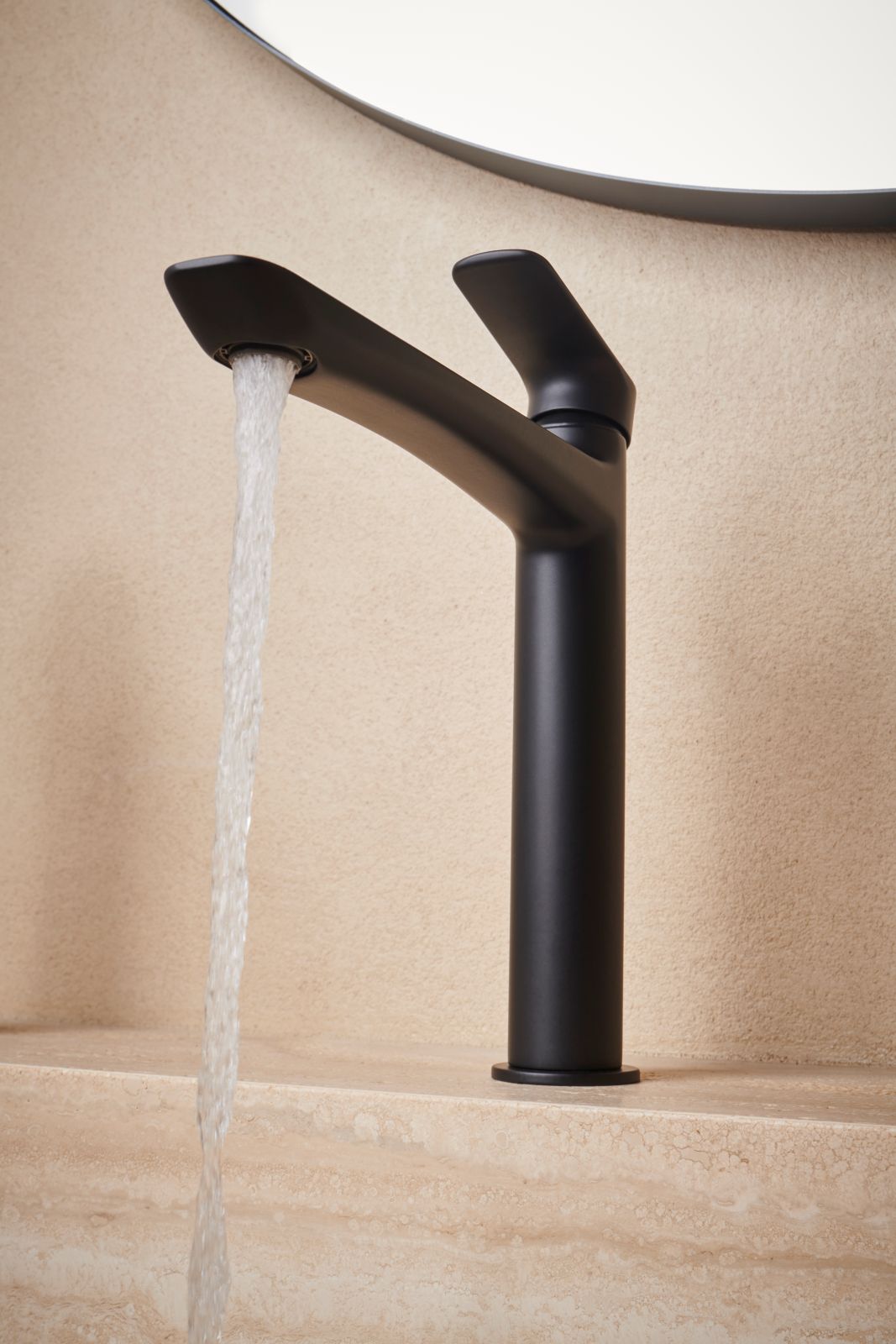 È realizzato in ottone il miscelatore monocomando per lavabo monoforo CRITI227 della collezione Tilde di Cristina Rubinetterie, qui nella finitura nero opaco. Il nome deriva dalla tilde della lingua spagnola, elemento stilistico ripreso nella parte inferiore della
bocca di erogazione, creando un arco che ne dimezza lo spessore. Il focus è sul movimento della leva e sulla bocca di erogazione, con l'eliminazione del taglio tradizionale a 25 gradi sulla leva. Disponibile nelle texture nero opaco, cromo e alux, simile all'alluminio spazzolato. È alto 23,6 cm. Prezzo 451,36 euro. www.cristinarubinetterie.com È realizzato in ottone il miscelatore monocomando per lavabo monoforo CRITI227 della collezione Tilde di Cristina Rubinetterie, qui nella finitura nero opaco. Il nome deriva dalla tilde della lingua spagnola, elemento stilistico ripreso nella parte inferiore della
bocca di erogazione, creando un arco che ne dimezza lo spessore. Il focus è sul movimento della leva e sulla bocca di erogazione, con l'eliminazione del taglio tradizionale a 25 gradi sulla leva. Disponibile nelle texture nero opaco, cromo e alux, simile all'alluminio spazzolato. È alto 23,6 cm. Prezzo 451,36 euro. www.cristinarubinetterie.com