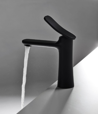 È alto 16,8 cm il miscelatore per lavabo monoforo F3801NS della collezione Flo di Fima Carlo Frattini. Dal design sinuoso, è disponibile in svariate finiture, in foto è nella finitura nero opaco. È alto 16,8 cm. Prezzo su richiesta. https://fimacf.com/ È alto 16,8 cm il miscelatore per lavabo monoforo F3801NS della collezione Flo di Fima Carlo Frattini. Dal design sinuoso, è disponibile in svariate finiture, in foto è nella finitura nero opaco. È alto 16,8 cm. Prezzo su richiesta. https://fimacf.com/
